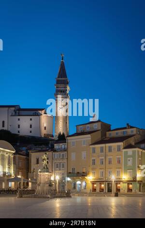 Der Platz in der Altstadt von Piran an einem wunderschönen Sommerabend in Slowenien Stockfoto