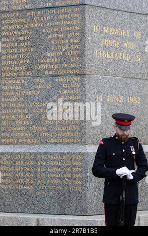 14. Juni 2023 Stanley, Falklandinseln, am 14. Juni 1982 marschierten die britischen Truppen nach Stanley auf den Falklandinseln, um die Stadt von der Invasion der argentinischen Streitkräfte zu befreien und damit den 74-tägigen Falklandkrieg zu beenden. Dieses Datum, der 14. Juni, wird jedes Jahr auf den Falklandinseln gefeiert, an einem Feiertag und an einem Tag des Dankes. Es ist auch ein Feiertag. Ein Mitglied der Falklands Islands Defence Force steht als Teil einer Ehrenwache am Falklands war Memorial 1982 in Stanley. Kredit: Rob Carter/Alamy Live News Stockfoto