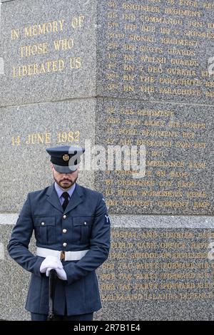 14. Juni 2023 Stanley, Falklandinseln, am 14. Juni 1982 marschierten die britischen Truppen nach Stanley auf den Falklandinseln, um die Stadt von der Invasion der argentinischen Streitkräfte zu befreien und damit den 74-tägigen Falklandkrieg zu beenden. Dieses Datum, der 14. Juni, wird jedes Jahr auf den Falklandinseln gefeiert, an einem Feiertag und an einem Tag des Dankes. Es ist auch ein Feiertag. Ein Mitglied der Royal Air Force steht als Teil einer Ehrenwache am Falklands war Memorial 1982 in Stanley. Kredit: Rob Carter/Alamy Live News Stockfoto