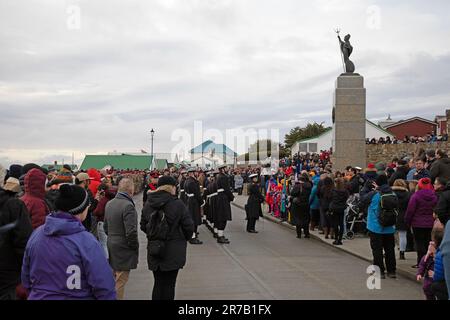 14. Juni 2023 Stanley, Falklandinseln, am 14. Juni 1982 marschierten die britischen Truppen nach Stanley auf den Falklandinseln, um die Stadt von der Invasion der argentinischen Streitkräfte zu befreien und damit den 74-tägigen Falklandkrieg zu beenden. Dieses Datum, der 14. Juni, wird jedes Jahr auf den Falklandinseln gefeiert, an einem Feiertag und an einem Tag des Dankes. Es ist auch ein Feiertag. Die Bewohner von Stanley mischen sich mit Mitgliedern der derzeitigen britischen Streitkräfte auf den Falkland-Inseln, zusammen mit Kriegsveteranen, um das Falklands war Memorial 1982. Kredit: Rob Carter/Alamy Live New Stockfoto