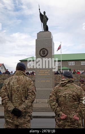 14. Juni 2023 Stanley, Falklandinseln, am 14. Juni 1982 marschierten die britischen Truppen nach Stanley auf den Falklandinseln, um die Stadt von der Invasion der argentinischen Streitkräfte zu befreien und damit den 74-tägigen Falklandkrieg zu beenden. Dieses Datum, der 14. Juni, wird jedes Jahr auf den Falklandinseln gefeiert, an einem Feiertag und an einem Tag des Dankes. Es ist auch ein Feiertag. Zwei Soldaten der britischen Armee stehen während des Thanksgiving-Gottesdienstes vor dem Falklands war Memorial 1982 in Stanley. Kredit: Rob Carter/Alamy Live News Stockfoto