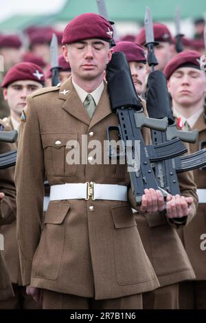 14. Juni 2023 Stanley, Falklandinseln, am 14. Juni 1982 marschierten die britischen Truppen nach Stanley auf den Falklandinseln, um die Stadt von der Invasion der argentinischen Streitkräfte zu befreien und damit den 74-tägigen Falklandkrieg zu beenden. Dieses Datum, der 14. Juni, wird jedes Jahr auf den Falklandinseln gefeiert, an einem Feiertag und an einem Tag des Dankes. Es ist auch ein Feiertag. Ein Mitglied des aktuellen Fallschirmspringer-Regiments der britischen Armee schließt seine Augen während der Gebete während des Gottesdienstes. Kredit: Rob Carter/Alamy Live News Stockfoto