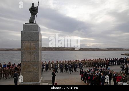 14. Juni 2023 Am 14. Juni 1982 marschierten die britischen Truppen nach Stanley auf den Falklandinseln, befreiten die Stadt von der Invasion der argentinischen Streitkräfte und beendeten damit den 74-tägigen Falklandkrieg. Dieses Datum, der 14. Juni, wird jedes Jahr auf den Falklandinseln gefeiert, an einem Feiertag und an einem Tag des Dankes. Es ist auch ein Feiertag. Mitglieder der aktuellen Streitkräfte auf den Falkland-Inseln versammeln sich um das Falklands war Memorial 1982 in Stanley als Teil des Gottesdienstes. Kredit: Rob Carter/Alamy Live News Stockfoto