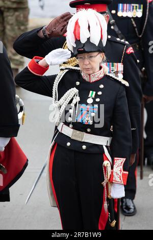 14. Juni 2023 Am 14. Juni 1982 marschierten die britischen Truppen nach Stanley auf den Falklandinseln, befreiten die Stadt von der Invasion der argentinischen Streitkräfte und beendeten damit den 74-tägigen Falklandkrieg. Dieses Datum, der 14. Juni, wird jedes Jahr auf den Falklandinseln gefeiert, an einem Feiertag und an einem Tag des Dankes. Es ist auch ein Feiertag. Der derzeitige Gouverneur der Falklandinseln, Alison Blake, nimmt den Salut im Namen der Falklandinseln entgegen. Kredit: Rob Carter/Alamy Live News Stockfoto