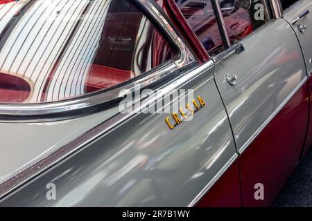 Details mit zweifarbiger Lackierung, Heckscheibe und Namensschild auf einem Vauxhall Cresta PA, einem britischen Limousinenwagen, der zwischen 1957 und 1962 gebaut wurde Stockfoto