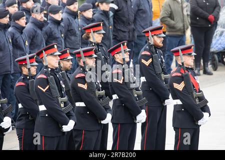 14. Juni 2023 Am 14. Juni 1982 marschierten die britischen Truppen nach Stanley auf den Falklandinseln, befreiten die Stadt von der Invasion der argentinischen Streitkräfte und beendeten damit den 74-tägigen Falklandkrieg. Dieses Datum, der 14. Juni, wird jedes Jahr auf den Falklandinseln gefeiert, an einem Feiertag und an einem Tag des Dankes. Es ist auch ein Feiertag. Hier, Bitte. Mitglieder der Falklandinseln-Verteidigungskräfte nehmen an der Militärparade Teil. Kredit: Rob Carter/Alamy Live News Stockfoto