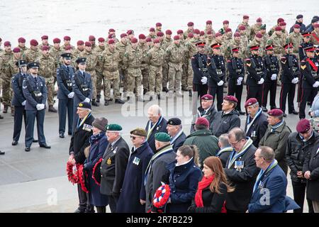 14. Juni 2023 Am 14. Juni 1982 marschierten die britischen Truppen nach Stanley auf den Falklandinseln, befreiten die Stadt von der Invasion der argentinischen Streitkräfte und beendeten damit den 74-tägigen Falklandkrieg. Dieses Datum, der 14. Juni, wird jedes Jahr auf den Falklandinseln gefeiert, an einem Feiertag und an einem Tag des Dankes. Es ist auch ein Feiertag. Hier, Bitte. Mitglieder der gegenwärtigen Streitkräfte stehen auf, während die Kriegsveteranen auf ihre Dankesworte warten. Kredit: Rob Carter/Alamy Live News Stockfoto