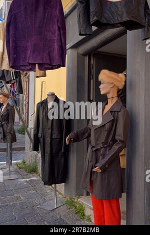 Bekleidungsausstellungen vor einem Geschäft auf dem Vintage- und Retro-Bekleidungsmarkt von Pugliano in Ercolano, Neapel, Italien Stockfoto