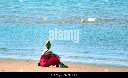 Ayr, Schottland, Vereinigtes Königreich, 14. Juni 2023. Wetter in Großbritannien: Heißer Strand in Ayr sah Touristen und Einheimische den Sand genießen. Credit Gerard Ferry/Alamy Live News Stockfoto