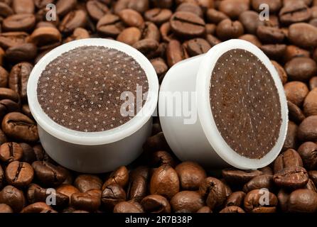 Espresso-Punkte auf Kaffeebohnen-Hintergrund Stockfoto