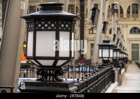 Modernism Barcelona France Train Station - Ein Weitwinkel-Innenhof mit Blick auf Estacio de Franca - 'France Station', einen großen Bahnhof in Barcelona, Spa Stockfoto