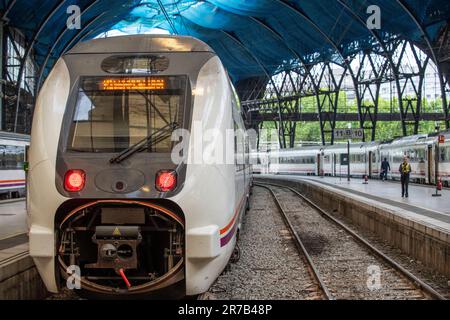 Modernism Barcelona France Train Station - Ein Weitwinkel-Innenhof mit Blick auf Estacio de Franca - 'France Station', einen großen Bahnhof in Barcelona, Spa Stockfoto