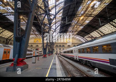 Modernism Barcelona France Train Station - Ein Weitwinkel-Innenhof mit Blick auf Estacio de Franca - 'France Station', einen großen Bahnhof in Barcelona, Spa Stockfoto