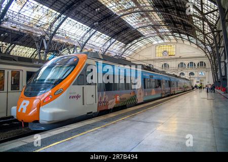 Modernism Barcelona France Train Station - Ein Weitwinkel-Innenhof mit Blick auf Estacio de Franca - 'France Station', einen großen Bahnhof in Barcelona, Spa Stockfoto