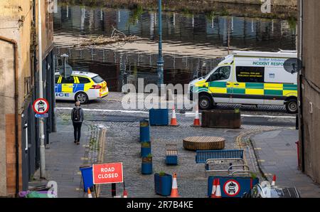 Leith, Edinburgh, Schottland, Großbritannien, 14. Juni 2023. Die Leiche des Vermissten wurde am Ufer gefunden: Die Rettungsdienste werden heute früh an die Küste gerufen. Es wird angenommen, dass es sich um Zyrynyl Melendres handelt, 23 Jahre alt. Es gibt keine offensichtlichen verdächtigen Umstände. Kredit: Sally Anderson/Alamy Live News Stockfoto