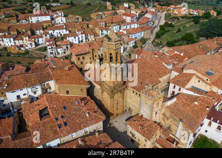 Luftaufnahme des Glockenturms der Kirche der Reinigung und des Nublos-Turms, La Iglesuela del Cid, Teruel, Aragon, Spanien Stockfoto