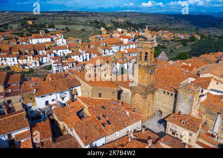Luftaufnahme des Glockenturms der Kirche der Reinigung und des Nublos-Turms, La Iglesuela del Cid, Teruel, Aragon, Spanien Stockfoto