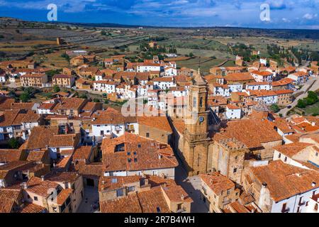 Luftaufnahme des Glockenturms der Kirche der Reinigung und des Nublos-Turms, La Iglesuela del Cid, Teruel, Aragon, Spanien Stockfoto