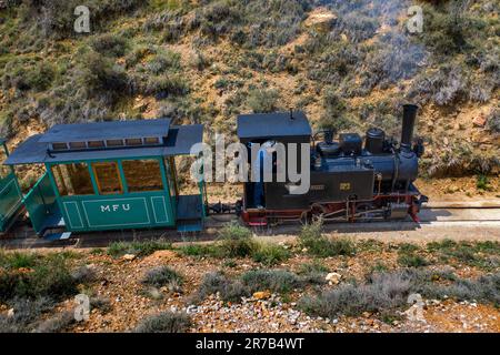 Blick aus der Vogelperspektive auf die Dampfeisenbahn, die Bergbaubahn Utrillas und den Freizeitpark Utrillas Mining and Railway, Utrillas, Cuencas Mineras, Teruel, Aragon, Spanien. Die U Stockfoto