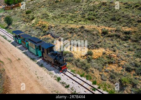 Blick aus der Vogelperspektive auf die Dampfeisenbahn, die Bergbaubahn Utrillas und den Freizeitpark Utrillas Mining and Railway, Utrillas, Cuencas Mineras, Teruel, Aragon, Spanien. Die U Stockfoto
