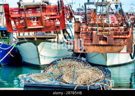 Fischernetze, die im Hafen, San Benedetto del Tronto, Italien, zum Trocknen zurückgelassen wurden Stockfoto