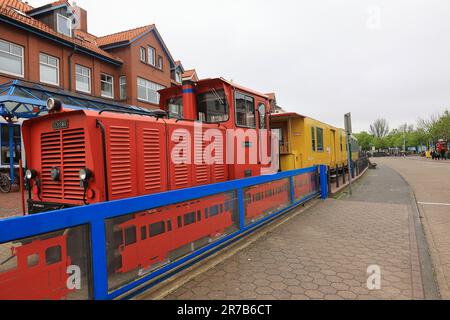 Kleine Eisenbahnlokomotive im Bahnhof auf der Insel Borkum Stockfoto