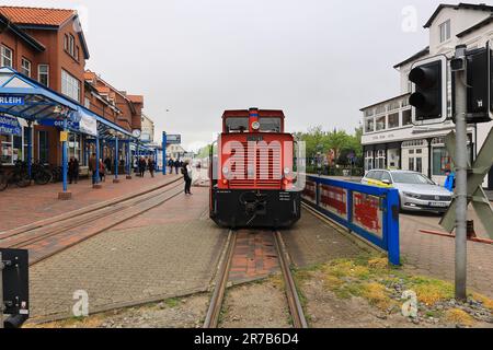 Kleine Eisenbahnlokomotive im Bahnhof auf der Insel Borkum Stockfoto