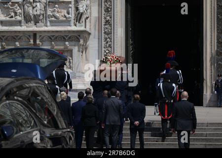 Mailand, Italien. 14. Juni 2023. Der Sarg wurde während der Staatsbeerdigung des ehemaligen italienischen Premierministers Silvio Berlusconi am Duomo am 14. Juni 2023 in Mailand, Italien, gesehen. Kredit: Tiziano Ballabio Kredit: Live Media Publishing Group/Alamy Live News Stockfoto