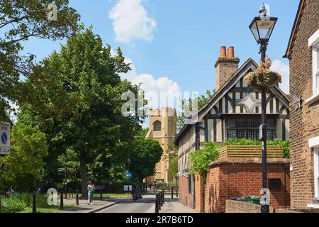 Walthamstow Village im Sommer, London, Großbritannien, mit Blick nach Norden in Richtung St. Mary's Kirche und das Alte Haus Stockfoto