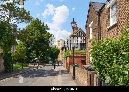 Orford Road, Walthamstow Village, London UK, im Sommer mit Blick auf das Ancient House und den St. Mary's Church Tower Stockfoto