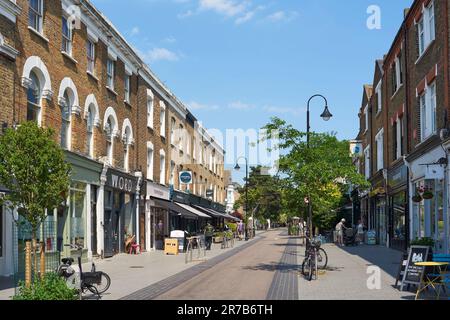 In den Sommermonaten gibt es Geschäfte und Restaurants entlang der Orford Road, Walthamstow Village, London UK Stockfoto