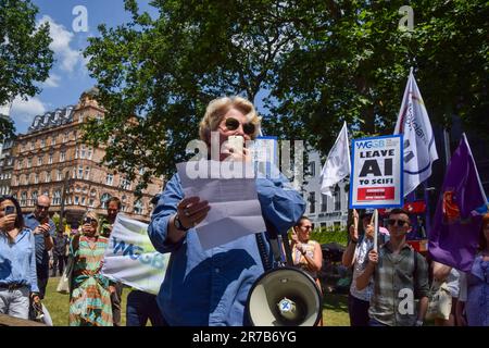 London, Großbritannien. 14. Juni 2023. WGGB-Präsident Sandi Toksvig hält während der Demonstration eine Rede. Britische Drehbuchautoren und Mitglieder der britischen Schriftstellergilde (WGGB) veranstalteten eine Kundgebung am Leicester Square in Solidarität mit markanten Drehbuchautoren in den USA. Kredit: SOPA Images Limited/Alamy Live News Stockfoto