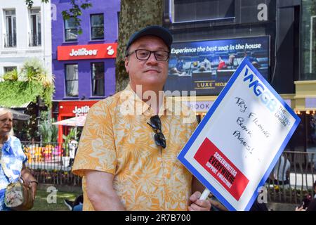 London, Großbritannien. 14. Juni 2023. Der Drehbuchautor Russell T Davies hält ein Plakat zur Unterstützung der Autoren während der Demonstration. Britische Drehbuchautoren und Mitglieder der britischen Schriftstellergilde (WGGB) veranstalteten eine Kundgebung am Leicester Square in Solidarität mit markanten Drehbuchautoren in den USA. Kredit: SOPA Images Limited/Alamy Live News Stockfoto