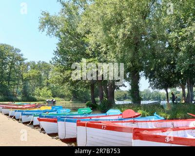 Thorpeness, Suffolk, Vereinigtes Königreich - 13. Juni 2023 : bunte Ruderboote am Rande des meare-Sees. Stockfoto