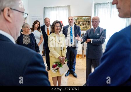 Visby, Schweden. 14. Juni 2023. Visby 20230614 Queen Silvia und König Carl Gustaf während eines Besuchs in Svenskbygården und Svenskbymuseum in Rom während des Landbesuchs des königlichen Paares in Gotland. Foto: Christine Olsson/TT/Code 10430 Kredit: TT News Agency/Alamy Live News Stockfoto