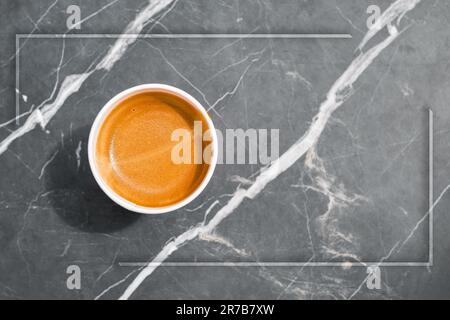 Espresso-Kaffee-Poster oder Werbekonzept, Tasse heißen Espresso-Kaffees in Pappbecher, Tasse isoliert in grauem Rahmen, Kaffeepause, Freiraum für Text Stockfoto