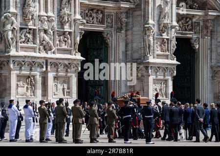 Mailand, Italien. 14. Juni 2023 Sargträger tragen den Sarg des ehemaligen italienischen Premierministers Silvio Berlusconi in der Mailänder Kathedrale (Duomo di Milano) zur Staatsbeerdigung. Silvio Berlusconi, ehemaliger italienischer Premierminister, starb am 12. Juni 2023 im Alter von 86 Jahren. Kredit: Nicolò Campo/Alamy Live News Stockfoto