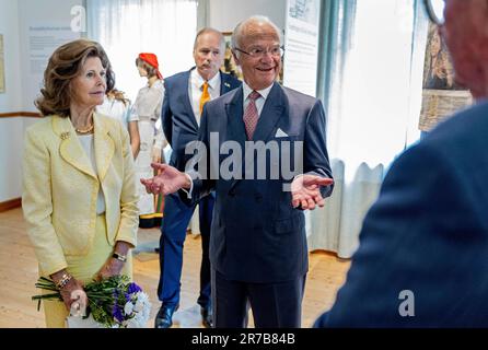 Visby, Schweden. 14. Juni 2023. Visby 20230614 Queen Silvia und König Carl Gustaf während eines Besuchs in Svenskbygården und Svenskbymuseum in Rom während des Landbesuchs des königlichen Paares in Gotland. Foto: Christine Olsson/TT/Code 10430 Kredit: TT News Agency/Alamy Live News Stockfoto