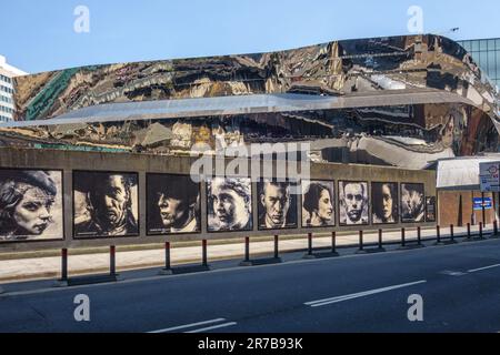 „Made in Birmingham“, ein Wandgemälde aus dem Jahr 50m vor der New Street Station mit Figuren aus der Fernsehserie Peaky Blinders des Künstlers Jon Jones Stockfoto