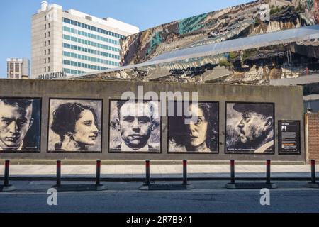 „Made in Birmingham“, ein Wandgemälde aus dem Jahr 50m vor der New Street Station mit Figuren aus der Fernsehserie Peaky Blinders des Künstlers Jon Jones Stockfoto