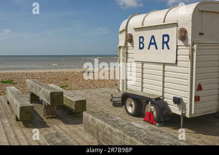 Strandpromenade und Strand in Littlehampton in West Sussex, England. Außenbar zum Restaurant. Aus einer alten Pferdekiste. Stockfoto