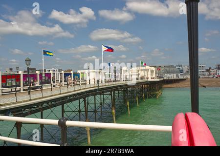 Der Pier in Worthing in West Sussex, England. Mit Menschen. Blick vom Ende des Piers in Richtung Stadt und Strand. Stockfoto