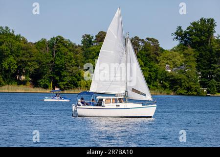 Bad Saarow, Deutschland - 4. Juni 2023, verbringen Sie einen schönen Tag mit der Familie bei bestem Wetter auf dem See mit einem Segelboot. Stockfoto