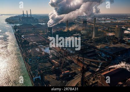 Luftaufnahme von Dampf und anderen Emissionen, die durch den Dunst im DTE EES Coke Plant, Zug Island, River Rouge, Michigan, entstanden sind (November 2022) Stockfoto