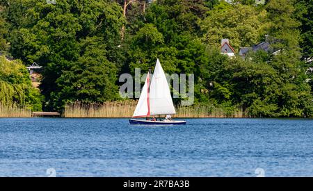 Bad Saarow, Deutschland - 4. Juni 2023, verbringen Sie einen schönen Tag mit der Familie bei bestem Wetter auf dem See mit einem Segelboot. Stockfoto