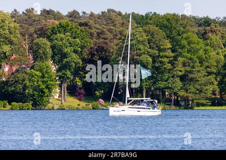 Bad Saarow, Deutschland - 4. Juni 2023, verbringen Sie einen schönen Tag mit der Familie bei bestem Wetter auf dem See mit einem Segelboot. Stockfoto