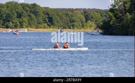 Bad Saarow, Deutschland - 4. Juni 2023, sportliches Kajakfahren auf dem See mit einem Sportfreund. Stockfoto