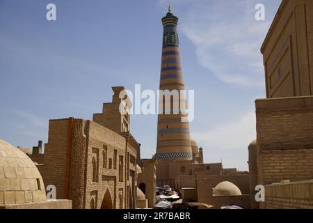 Blick auf das Islam Khoja Minaret in Khiva, Usbekistan Stockfoto