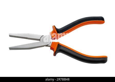 Flachzange mit orangefarbenen und schwarzen gummiisolierten Griffen, isoliert auf weiß, mit Clipping-Pfad im Lieferumfang enthalten. Elektrikerzange Stockfoto
