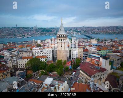 Der Galataturm aus der Vogelperspektive mit Morgendämmerung und goldenem Horn hinten in Beyoglu in der historischen Stadt Istanbul, Türkei. Historische Gegenden von Istanbul Stockfoto